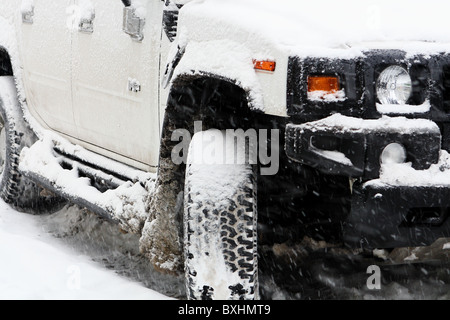 Schnee kauerte Hummer H3. Stockfoto