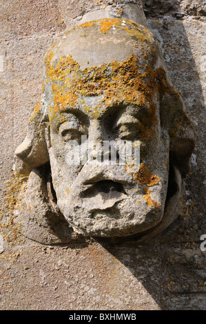 Steinbildhauerei eines Mannes auf dem Portal der Kirche von St. Peter und St. Paul, im Butlers Marston, Warwickshire, England Stockfoto