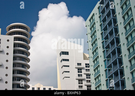 Art-Deco-Architektur Royal Palm Hotel und High rise Wohnung Blöcke South Beach, Miami, Florida, USA Stockfoto