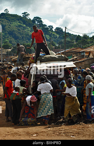 Mann beim Laden eines Kleinbus in der Elfenbeinküste, Westafrika Stockfoto