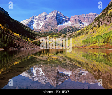 Maroon Bells widerspiegelt mit goldenen Aspen, Rocky Mountains, Colorado, USA im Maroon See. Stockfoto