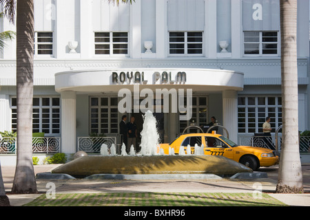 Art-Deco-Architektur im The Royal Palm Hotel und Taxi Cab in Collins Avenue, South Beach, Miami, Florida, USA Stockfoto