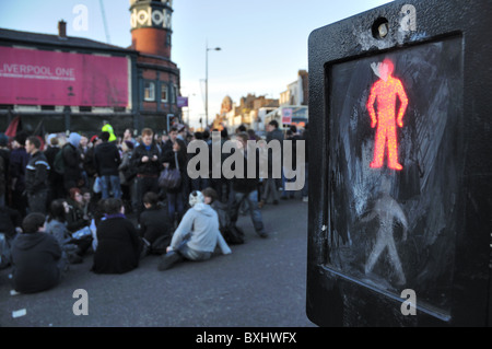 Schüler organisieren eine "hinsetzen" an einer belebten Kreuzung in Liverpool aus Protest gegen höhere Studiengebühren. Stockfoto