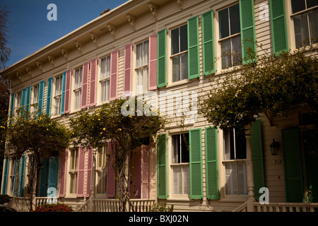 Alte hölzerne Reihenhäuser in Savannah, Georgia, USA. Stockfoto