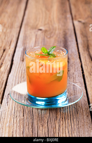 Glas eisgekühlten Cocktail - Wodka und orange Stockfoto