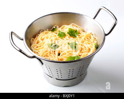 Gekochte Spaghetti in einem Sieb Stockfoto