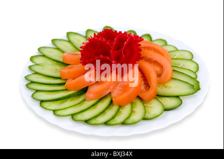 geschnittene frische Gurken und Tomaten mit rote Beete Blume am oberen, Clipping-Pfad, isoliert auf weiss Stockfoto