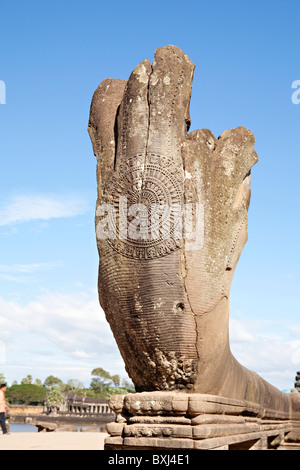 Die Schlange / snake Geländer entlang des Sandstein Causeway in Richtung West Gate von Angkor Wat Tempel Stockfoto
