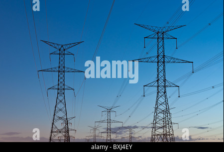 Elektrische Sendemasten mit Hochspannungsleitungen. Stockfoto