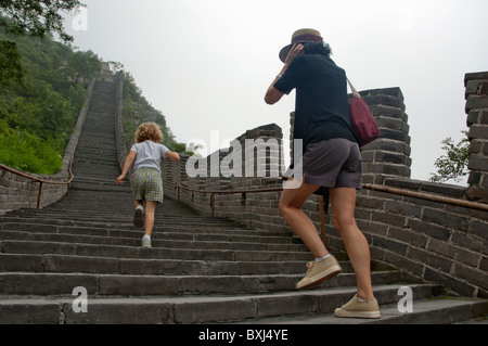 Mutter und Tochter die Treppenstufen auf der großen Mauer bei Juyongguan Gate in der Nähe von Badaling, China. Stockfoto