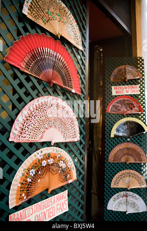 Ventilator / Geschenke / Geschenk / Souvenir / Souvenirs zum Verkauf / display an der Vorderseite eines Ladens, die spanischen Fans an Touristen zu verkaufen. Sevilla, Spanien Stockfoto