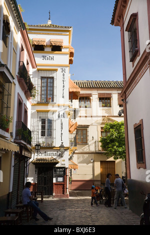 Typisches kleines ruhiges Straße & Tourist Hotel – das Hotel Laurel – in der Altstadt / historische Bereich / Strassen von Sevilla. Spanien. Stockfoto