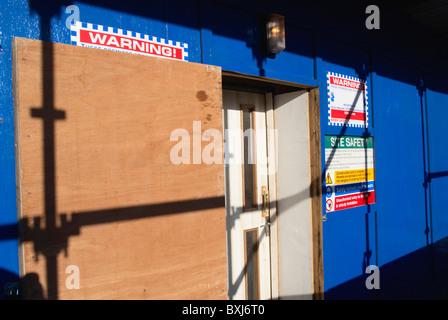 Gerüst Schatten und Horten mit Website-Eingang Stockfoto