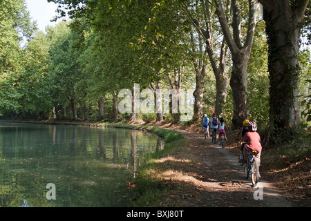 Familie Radfahren in der Nähe von einem Kanal, Canal du Midi, Carcassonne, Frankreich. Stockfoto