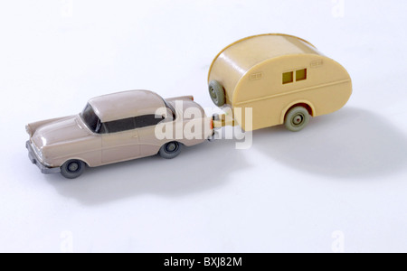 Spielzeug, Spielzeugauto, Opel Rekord, Anhänger, Deutschland, um 1960, zusätzliche-Rights-Clearences-not available Stockfoto