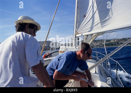 Zwei Männer, die Navigation ein Segelboot vor der Küste L'Estaque, Marseille, Frankreich. Stockfoto