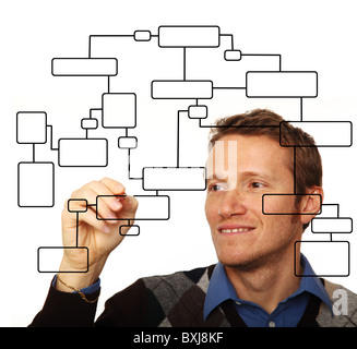 lächelnd junger Mann Zeichnung Flussdiagramm auf Glasplatte Stockfoto