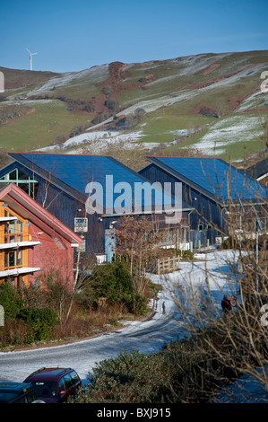 Foto Photovoltaik Solarmodule auf dem Dach der Gebäude im Dyfi Eco Park, Machynlleth Wales UK Stockfoto