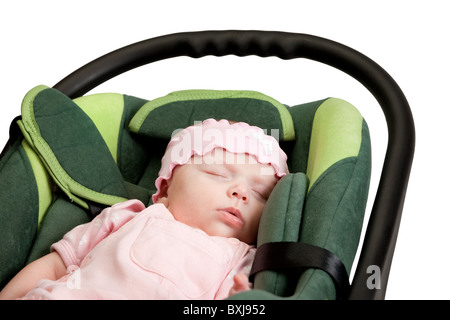 Sechs Wochen alten Baby Mädchen im Autositz über weißen isoliert Stockfoto