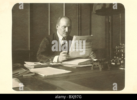 Presse / Medien, Mann Lesenzeitung (B.z. am Mittag) in seinem Büro, Berlin, Deutschland, 1915, Zusatzrechte-Clearences-nicht vorhanden Stockfoto