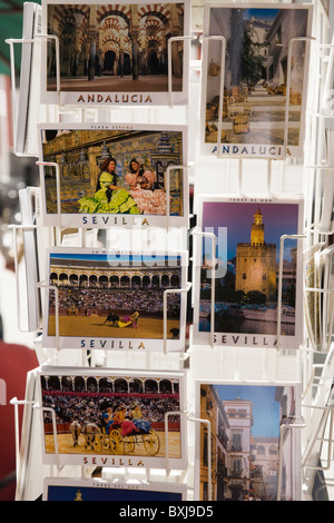 Postkarten / Ansichtskarten zum Verkauf außerhalb Sevilla Geschenk store / shop mit einer schmalen Gasse / zurück Straße hinter. Sevilla Spanien Stockfoto