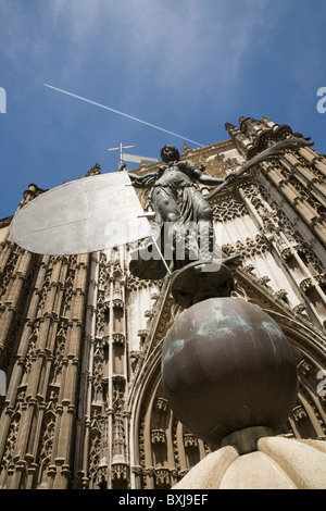 Giralda Reproduktion 'Siegreichen Statue des Glaubens' Wetterfahne & Turm von Sevilla / Sevilla Kathedrale und Eingang Tür, Spanien Stockfoto