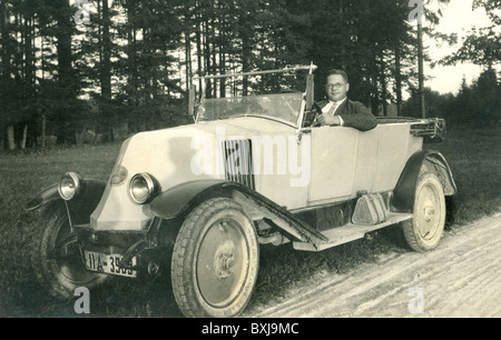 Transport / Transport, Auto, Fahrzeugvarianten, Renault KZ Cabriolet, Build 1923 - 26, 2120 ccm Motor, 20 PS, München, Deutschland, 1923, 1920er, 20s, 20th century, historisch, historisch, viertürig, Cabriolet, Cabriolet, Cabriolet, Cabriolet, Cabriolet, geöffnet, offen, Nummernschild, Kennzeichen, Nummernschild, Nummernschilder, Nummernschilder, IIA, Ersatzkanister, Landstraße, Landstraßen, Französisch, Leute, Nostalgie, zusätzliche-Rechte-Clearences-nicht vorhanden Stockfoto