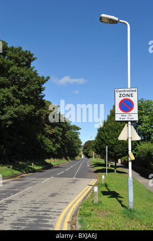 Kontrollierte Zone Parkplatz in der Nähe einer Schule in Kent, UK Stockfoto