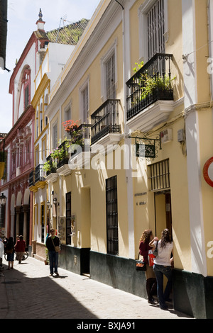 Gebäuden mit Balkonen / Balkon mit Blick auf typische / traditionelle Gasse / Straße Szene in Sevilla. Spanien. Stockfoto