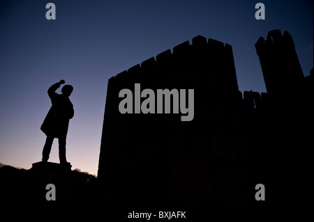 Statue von David Lloyd George und Caernarfon Castle Gwynedd North Wales UK Stockfoto