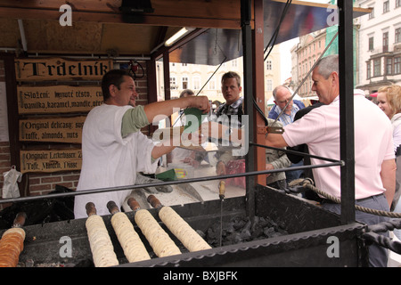 Traditionelles Trdelnik wird am Prager Altstädter Ring in Tschechien hergestellt und verkauft Stockfoto