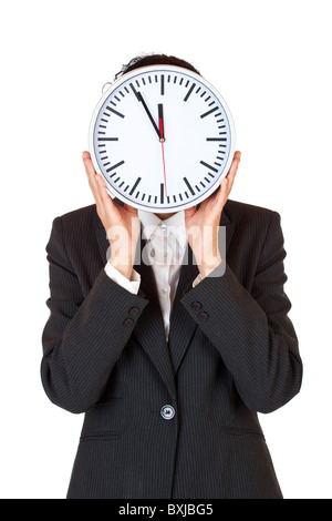 Frau mit Uhr vor der Gesicht zum Ausdruck bringen Stress durch Zeitdruck. Isoliert auf weißem Hintergrund. Stockfoto