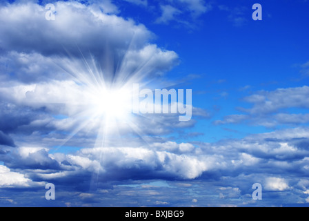 Wunderbaren Wolken und Sonne gegen blauen Himmel Stockfoto