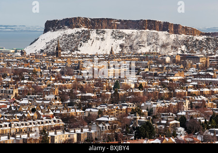 Salisbury Crags im Holyrood Park, betrachtet über Sciennes von Blackford Hill, Edinburgh, Schottland, Vereinigtes Königreich. Stockfoto