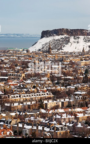 Salisbury Crags im Holyrood Park, betrachtet über Sciennes von Blackford Hill, Edinburgh, Schottland, Vereinigtes Königreich. Stockfoto