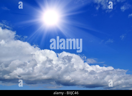 Wunderbaren Wolken und Sonne gegen blauen Himmel Stockfoto
