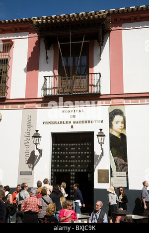 Vorne / Fassade der Kunstgalerie / Museum "Hospital De gekommen Sacerdotes" Plaza de los gekommen, Sevilla, Spanien. Stockfoto