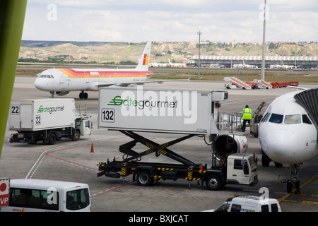 Gate Gourmet Airline-catering-Versorgung der Verladung in ein Flugzeug / Flug am Flughafen Madrid-Barajas, Spanien. Stockfoto