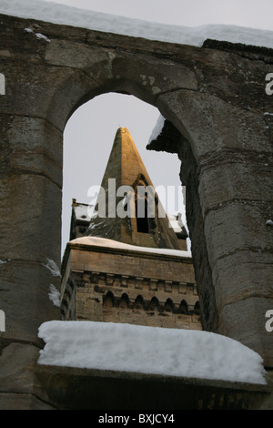 Kirche von Winter und Schnee bedeckt Friedhof Stockfoto