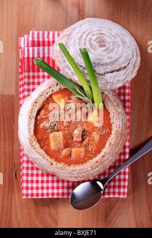 Gulasch serviert in einer Brotschale - overhead Stockfoto