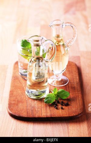 Flaschen Speiseöl und Essig - Stillleben Stockfoto