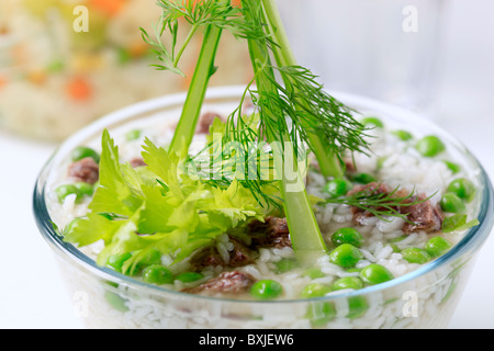 Rindfleisch Suppe mit Reis in eine Glasschüssel Stockfoto