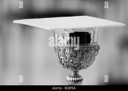 Ein goldener Kelch auf dem Tisch gesehen, bevor die Masse serviert vom Papst Benedikt XVI. in Stara Boleslav, tschechische Republik. Stockfoto