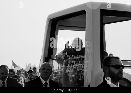 Pope Benedict XVI Ankunft in der Papamobile zum Altar, die Open-Air-Messe in Stara Boleslav, Tschechien dienen. Stockfoto