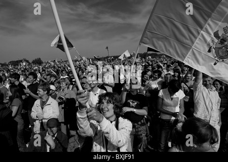 Der tschechischen katholischen Anhänger wave Flags während der Open-air-Messe serviert vom Papst Benedikt XVI. in Stara Boleslav, tschechische Republik. Stockfoto