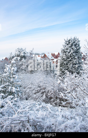 Eine malerische Landschaft aus Worcestershire Dächer (Stadtrand von Redditch) nach dem schweren Schnee fällt von Dezember 2010. England Stockfoto