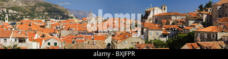 das Panorama der roten Dächer in Dubrovnik - Kroatien Stockfoto