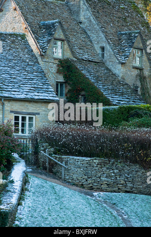 Eine Blockhütte an einem kalten frostigen Morgen im Cotswold Dorf von Bibury in Gloucestershire, England Stockfoto