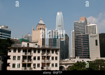 Gebäude, darunter 2 IFC Turm, aus dem Zoo, Hong Kong Insel, China Stockfoto