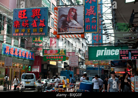 Belebte Straße mit Werbung Schilder, Mong Kok, Cowloon, Hong Kong, China Stockfoto